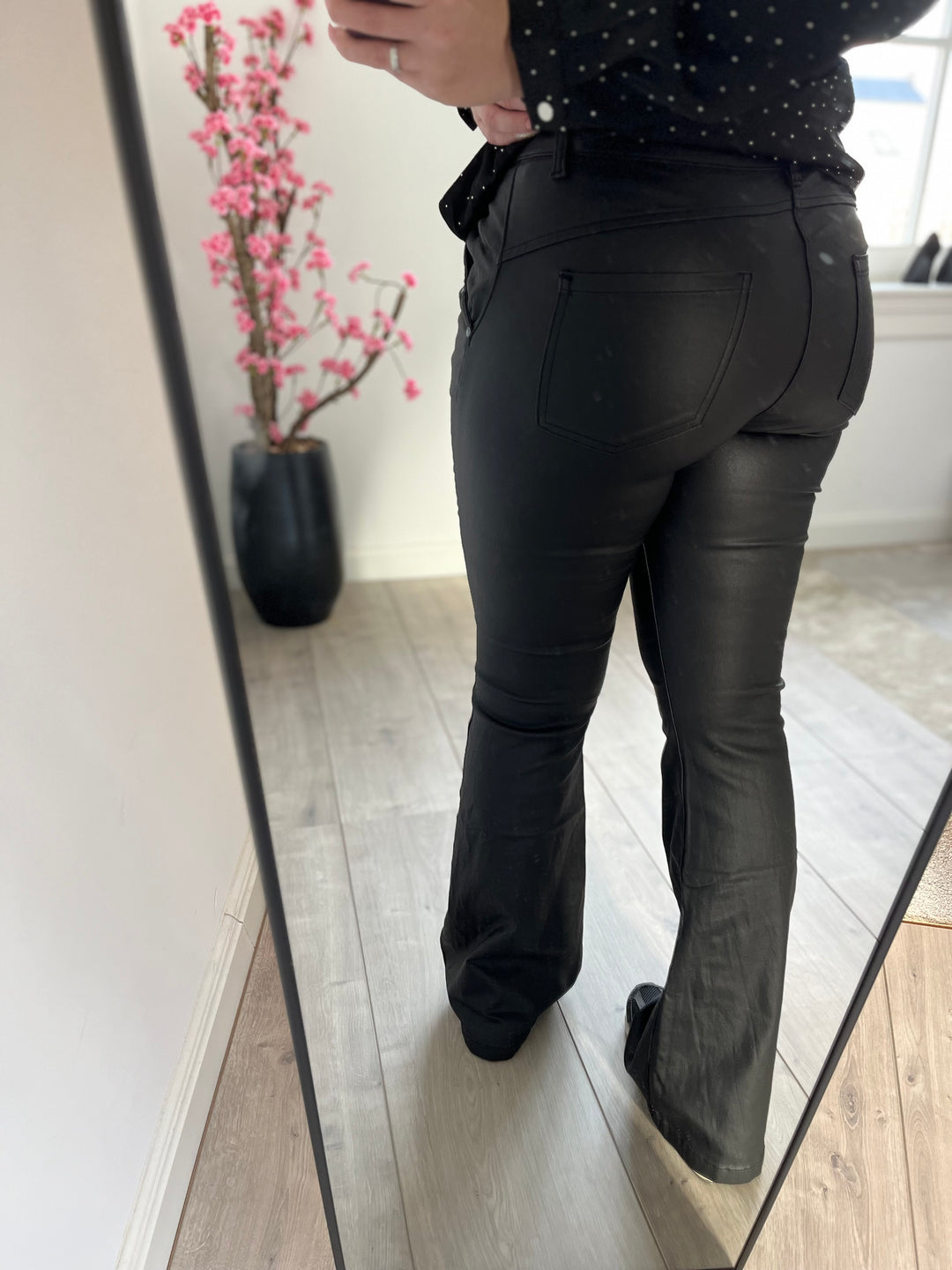 Leatherlook flare pants | zwart